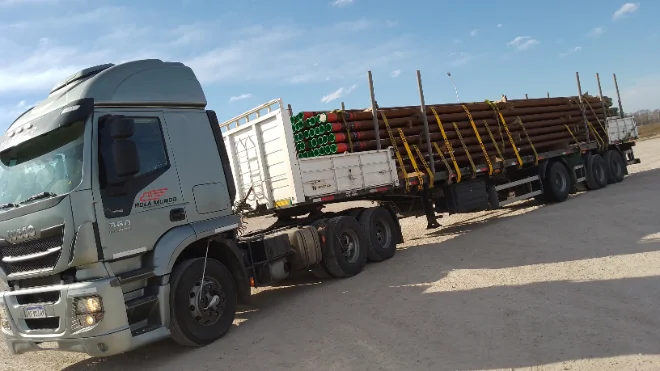 Camión con acoplado cargado de caños