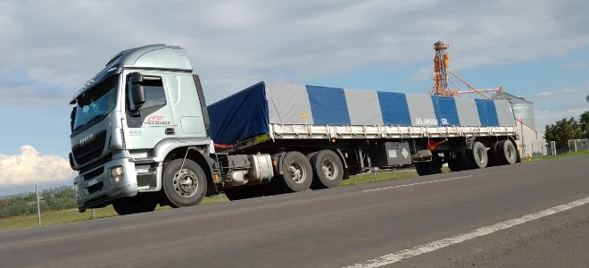 Camión Mercedes-Benz de la flota HOLAMUNDO