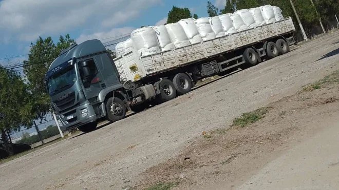 Camión con acoplado cargado de chatarra